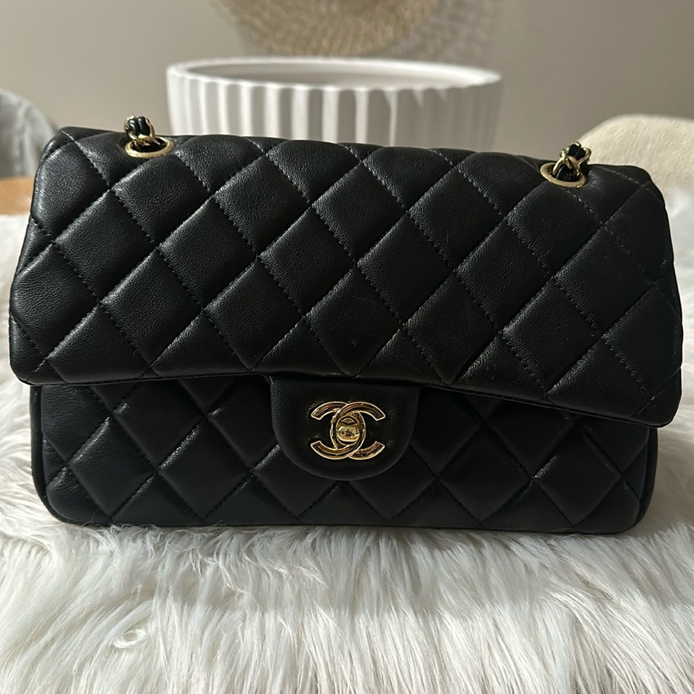 Beautiful black quilted handbag 🪞